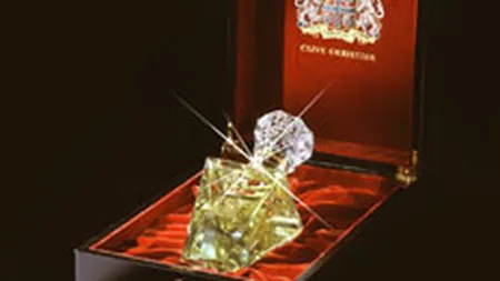 Parfum rar, in cristal de Baccarat cu diamante albe, la 200.000 $ pentru 500 ml