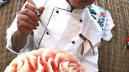 Gabriel Tiron, artistul care vinde un pepene cu 100 lei. Dupa ce il sculpteaza