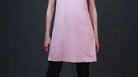 Femeia de business poarta in 2008 rochii in culori vii si palarii