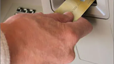 Tranzactii pe card mai sigure: posesorii isi pot schimba PIN-ul la ATM