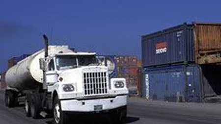 Petrolexportimport si-a redus anul trecut pierderile cu 60%, pe afaceri triple