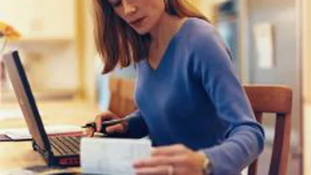 Consumatorii UE cumpara mai mult online, dar evita magazinele din strainatate