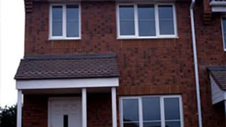 Piata rezidentiala britanica: Preturile si-au temperat scaderea, tranzactiile cresc usor