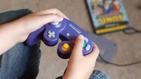 Cedeaza si piata jocurilor video: prima scadere lunara, in martie