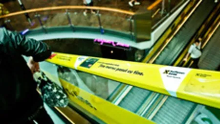 Raiffeisen, client al primei campanii indoor pe scari rulante a Brand Management