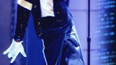 Recuzita folosita de Michael Jackson in celebrul dans \Moonwalking\ s-a vandut la licitatie