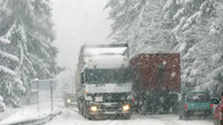 Zapada a blocat mai multe drumuri nationale si judetene si a anulat 21 de trenuri