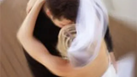 Antreprenoriat cu verighete, buchete, haine festive si Photoshop: Cum lucreaza fotografii de nunti