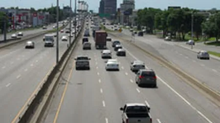 Constructorii: In loc sa cheltuim miliarde pe autostrazi, mai bine largim drumurile la 4 benzi!