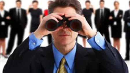 Criza a injumatatit afacerile \vanatorilor de manageri\. In 2010 se anunta un declin mai temperat