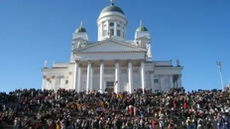 Romanii devin mai chibzuiti! Renunta la iesirile in oras si merg mai des la biserica