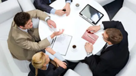 Criza nevazuta din publicitate: concedieri \tacite\si salarii ciopartite sau inghetate