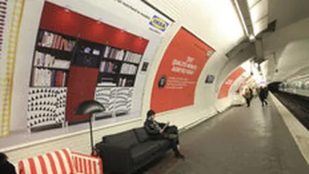 Promovare neconventionala: Parizienii asteapta metroul pe canapele Ikea