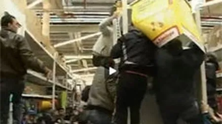 Sute de ieseni s-au imbulzit pentru o floare, o vopsea lavabila si o bormasina la inaugurarea Mr. Bricolage (VIDEO - scene incredibile)