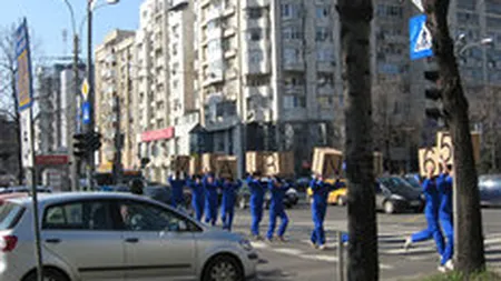 Cum isi promoveaza Romtelecom noul magazin din centrul Capitalei: La semafor, o trupa de mimi albastri compune mesaje din cuburi imense (FOTO)