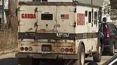 Niste americani s-au napustit ca pestii piranha asupra banilor pierduti de o furgoneta pe drum