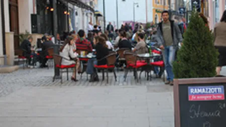 Marketing in centrul vechi: Patronii barurilor dintre gropi asteapta clientii care nu mai gasesc locuri pe Smardan (FOTO-reportaj)