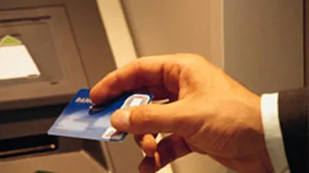 Cat te costa sa retragi 100 de lei de la bancomat? Vezi topul comisioanelor