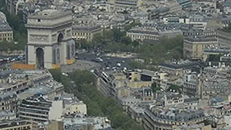 Va invitam la plimbare pe Champs-Elysees: Show-room-uri scumpe, Duster, flori, arteziene si cersetori (FOTO-reportaj)