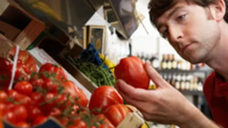 Consumatorul pe timp de criza: cinic la reclama clasica, dependent de Internet ca de aer