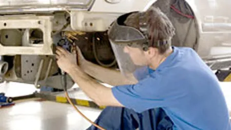 CE:Constructorii auto nu mai pot cere ca reparatia masinii sa fie facuta doar in service-uri agreate