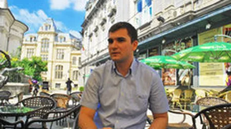 In loc sa termine facultatea, a preferat sa deschida un magazin de case pe Internet