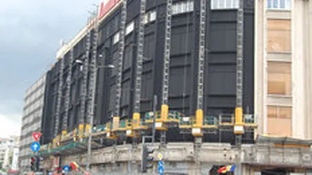 Orange, Vodafone si Cosmote, \date afara\ din aripa Calarasi a Unirea Shopping Center de un magazin Bershka