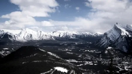 Sute de turisti au urcat pe Bucegi ca sa vada prima zapada din acest sezon