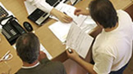 Clientii cu credite trec la lupta de gherila contra bancilor: Rambursari anticipate de 1 leu in grup organizat si reclamatii la foc automat