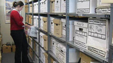 Senat: Operatorii economici pot presta servicii de arhivare numai cu autorizatie