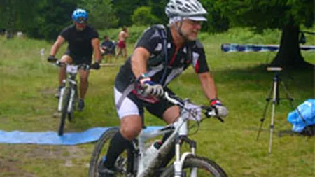 Seful Romtelecom intr-o ipostaza deloc business - in sort si pe bicicleta la 60 de ani (Vezi FOTO)