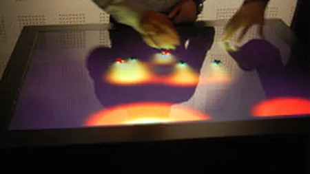 Vezi cum arata si \ce poate\ prima masa multitouch produsa in Romania (GALERIE FOTO)