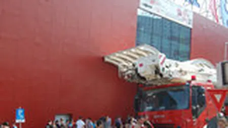 Tavanul prabusit de la Vitantis, \un incident minor\ care va tine inchise mai multe zile magazinul Carrefour si galeria comerciala (FOTO, VIDEO)