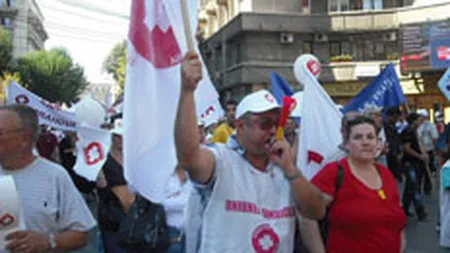 \'Teoria conspiratiei\' la mitingul din Piata Victoriei: \'\'Ne-au lasat sa ne indatoram la banci, ca sa ne poata controla mai bine\'\'