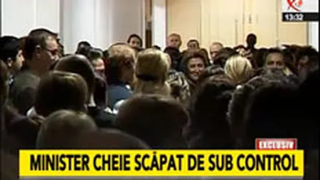 Imagini de la protestul spontan al angajatilor pe holurile Ministerului Finantelor: \Nu ne-am primit stimulentele de doua luni\ (FOTO)