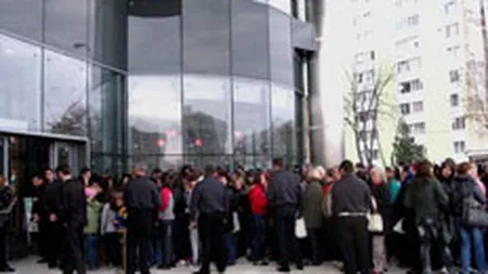 Inaugurare cu imbulzeala la mall-ul din Baia Mare: Peste 1.000 de persoane s-au inghesuit la intrare