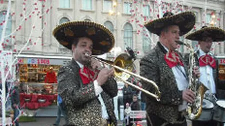 Balciul lui Patriciu: \Bacania umblatoare\ cu saltimbanci, magicieni si dansuri in strada (GALERIE FOTO)