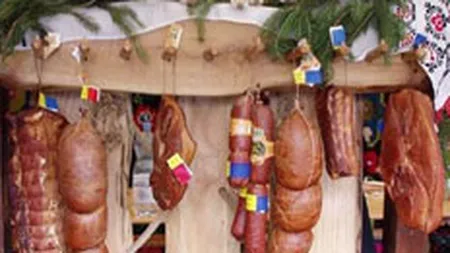 Patronatele din alimentatie acuza lipsa controalelor la targurile traditionale: \Isi pun un clop in cap, o ie, si vand la preturi uriase branza si carne de import\