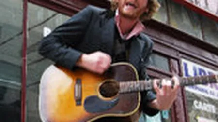 Cum a ajuns un tanar antreprenor american sa cante pe strada in Bucuresti