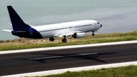 Peste 10 curse sunt anulate si 2 au intarzieri pe aeroporturile din Bucuresti, din cauza cetii