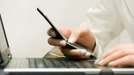 Cum se dau romanii cu mobilul pe reteaua sociala. Facebook + telefoanele vechi = Love