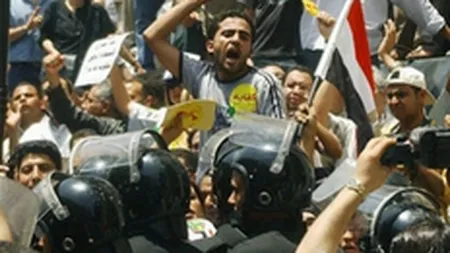 Sute de mii de egipteni cer demisia presedintelui in strada. Armata a blocat accesul catre Cairo