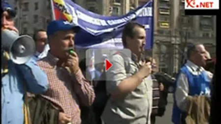 Boc, in fata celei de-a opta motiuni de cenzura. 10.000 de sindicalisti protesteaza la Parlament