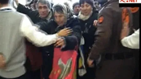 Hungry Friday: Sute de romani s-au calcat in picioare in magazine Cora si Penny Market. FOTO