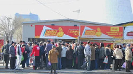 Cozile la promotii, noua moda a capitalismului in Romania: Mii de persoane se imbulzesc sa cumpere ulei si haine