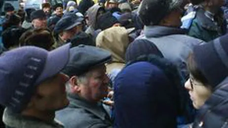 Coada, un joc social cu premii: De ce vaneaza romanii promotiile