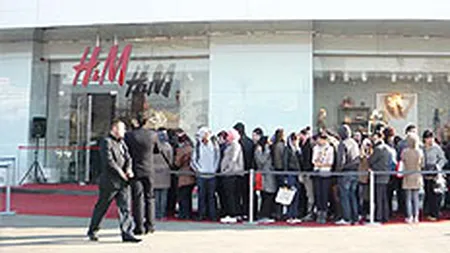Al doilea magazin H&M s-a deschis la Unirea. Primii clienti asteptau inca de la ora 5 (Galerie FOTO)