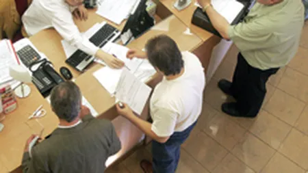 Romanii, prada usoara in fata bancilor: Cu ochii pe rata, uita de dobanda