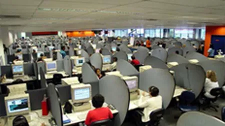 Operatorii de call-centere au sute de posturi vacante