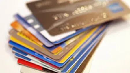 Tot mai putine carduri de credit. Refinantarile le omoara